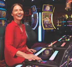 Classic 3-Reel Slot ဂိမ်း Bar နှင့် Lucky 7 Symbols ဖြင့် ကစားနေသောမြင်ကွင်း